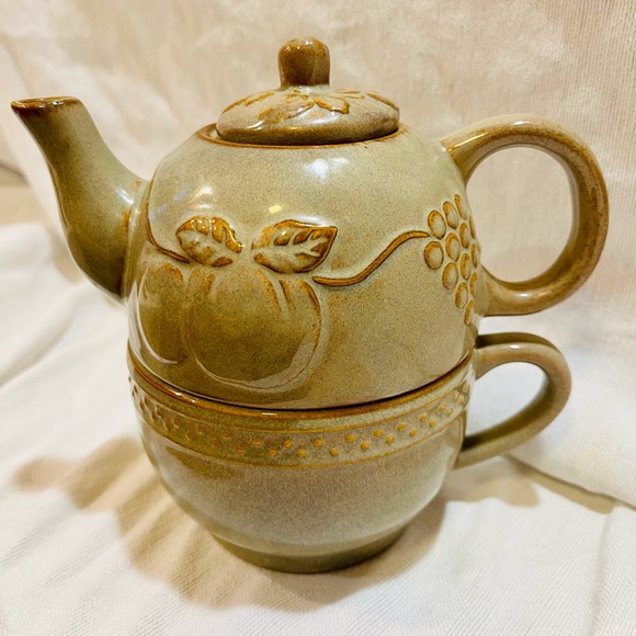 Small teapot and cup stackable combo set. Can steep a single cuppa tea & reserve - Picture 9 of 11